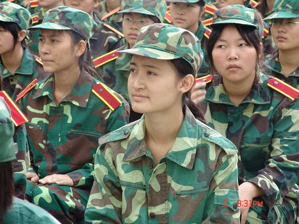 新生:军训开始了,期许能打开另一扇门,欣赏另一番风景!!