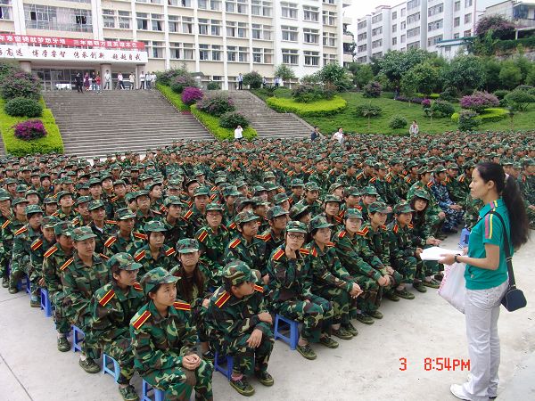 组织、维持新生秩序的指导员