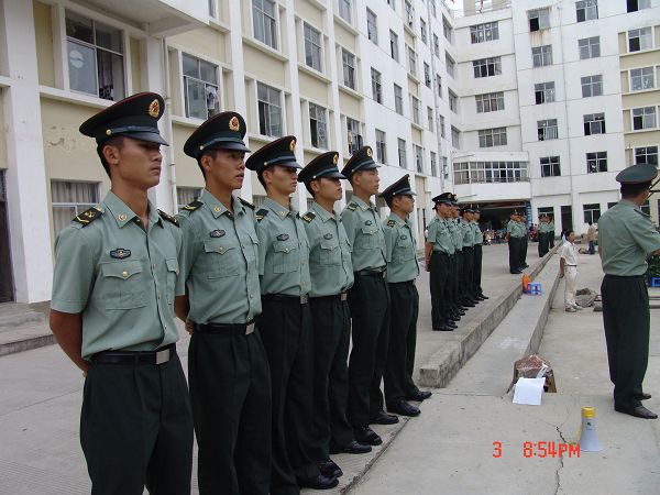 教官们各就各位,站到各自负责的新生前