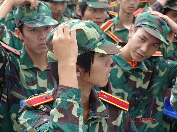 新生:弄一下帽子,听教官的,没错!