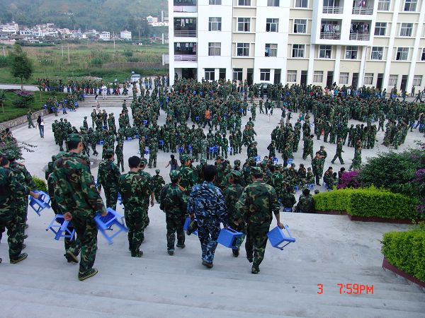 涌向中心篮球场的新生汇成一片迷彩海洋