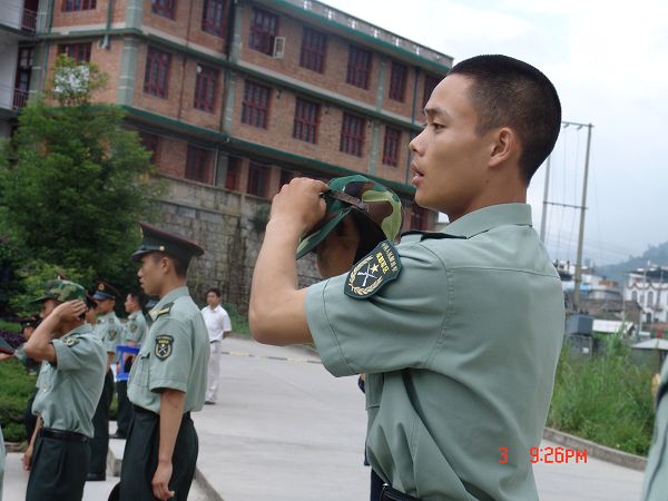 教官:帽子要这样带