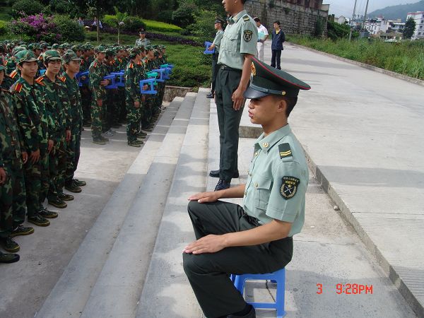 教官:坐,要像我一样!